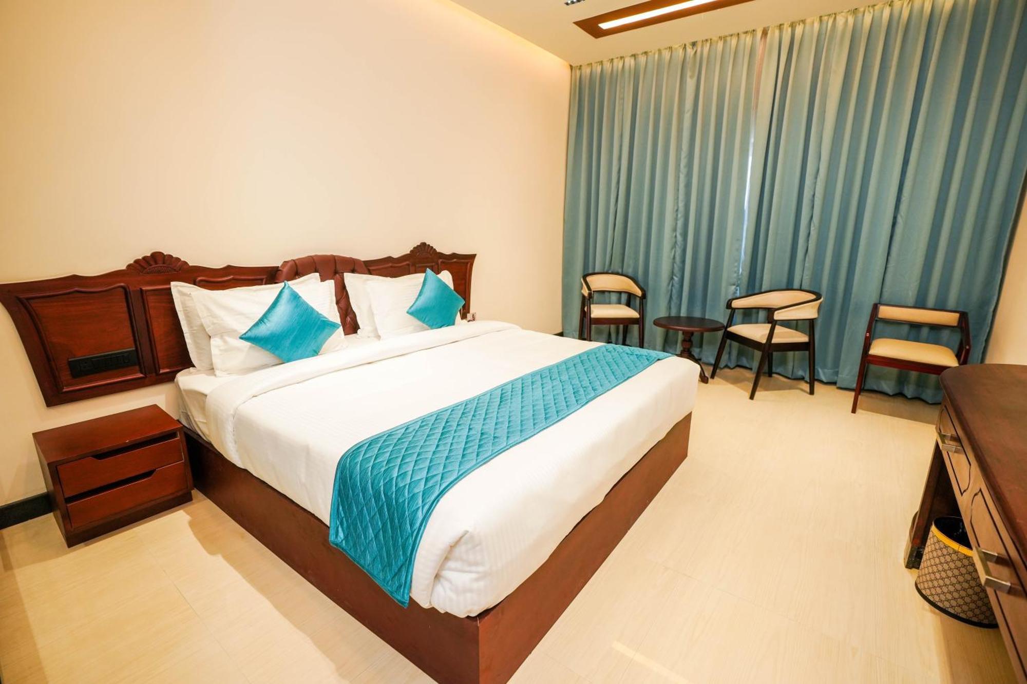 Blue Castle Hotel Thiruvananthapuram ภายนอก รูปภาพ