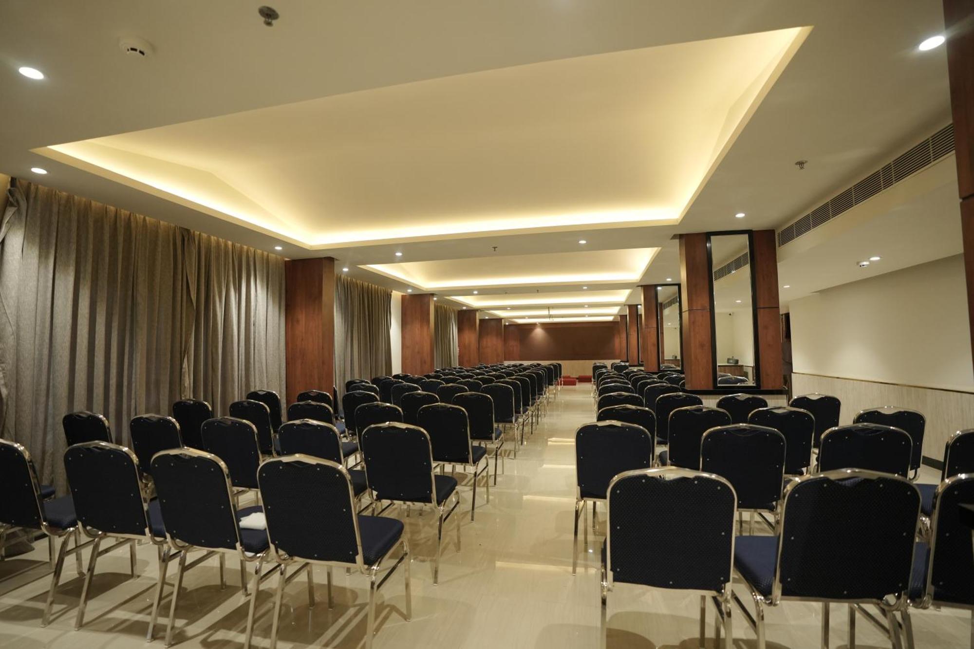Blue Castle Hotel Thiruvananthapuram ภายนอก รูปภาพ